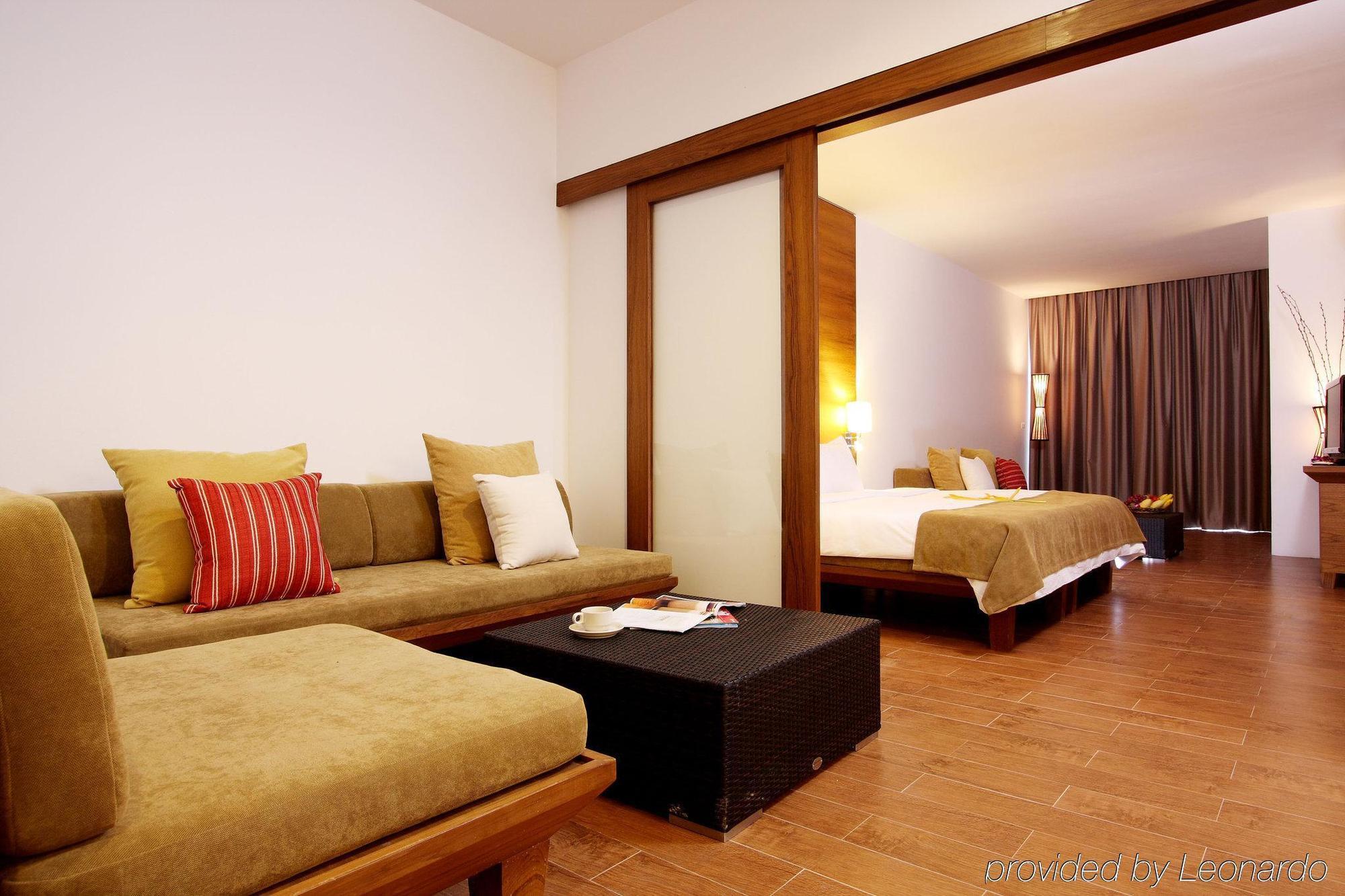 Kamala Beach Inn Phuket Buitenkant foto