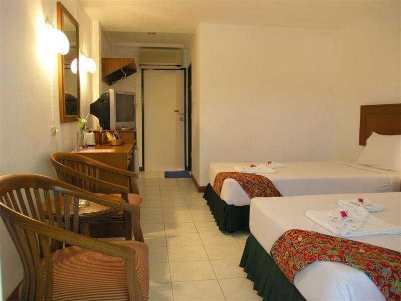 Kamala Beach Inn Phuket Buitenkant foto