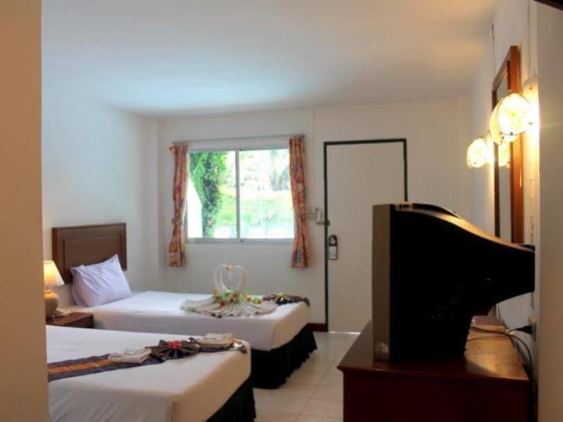 Kamala Beach Inn Phuket Buitenkant foto